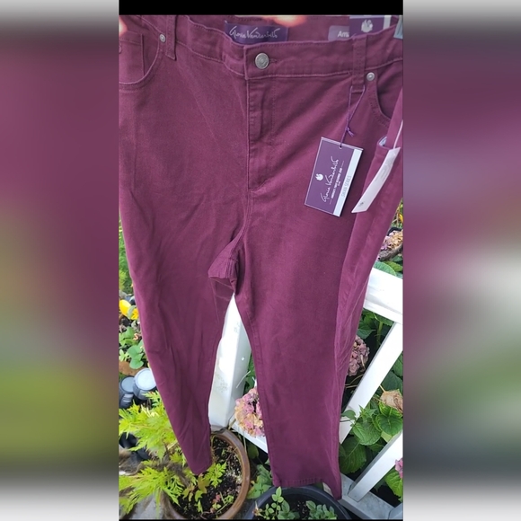 #507 Gloria Vanderbilt "Amanda" Size 26 W Burgundy Jeans NWT - Picture 1 of 5